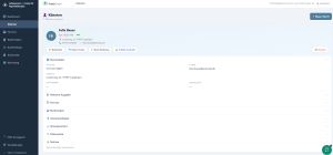 Detailansicht eines Klienten in PraxisCloud mit Stammdaten, Kontaktinformationen und aufklappbaren Bereichen für Klinische Angaben, Termine, Rechnungen, Anamnesebögen, Sitzungsverlauf, Dokumente und Notizen.