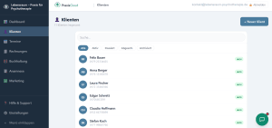 Klientenliste in PraxisCloud mit Suchfeld, Statusfiltern (Aktiv, Pausiert, Abgeschlossen, Archiviert) und einzelnen Klienten samt Namen, Telefonnummer und Statuslabel.