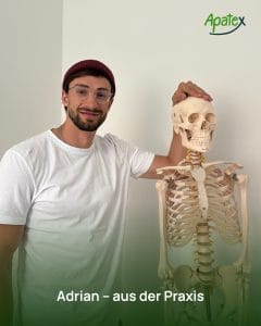 Adrian Kammlodt, Mitgründer von Apatex, im weißen T-Shirt neben einem anatomischen Skelettmodell in seiner Praxis.